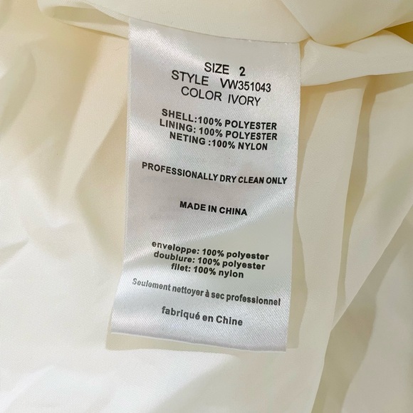 White by Vera Wang Wedding Dress – Strapless, Tiered Skirt, Train, Size 2 - Picture 9 of 16